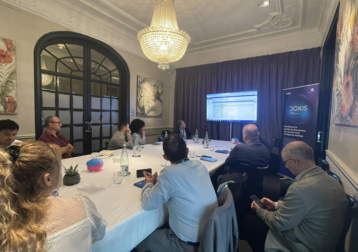 foto Konica Minolta presenta DOXIS en un encuentro con profesionales en Barcelona.